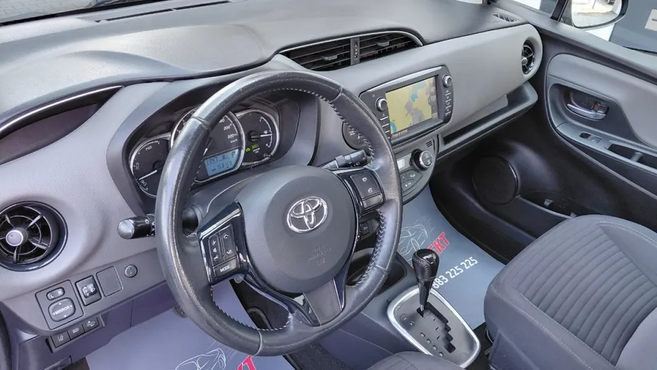 TOYOTA Yaris -