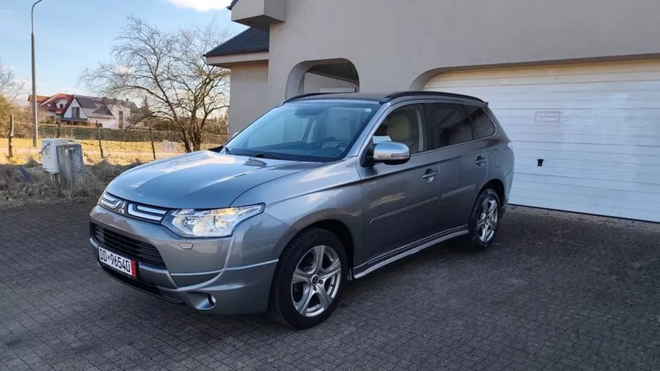 MITSUBISHI Outlander -