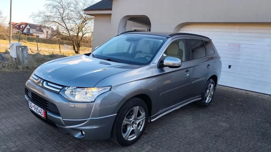 MITSUBISHI Outlander -