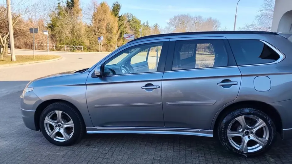 MITSUBISHI Outlander -