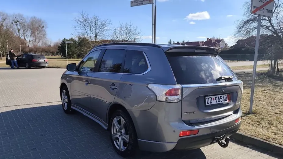 MITSUBISHI Outlander -