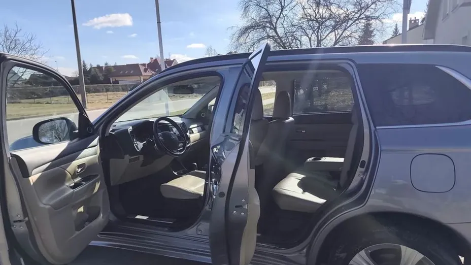 MITSUBISHI Outlander -