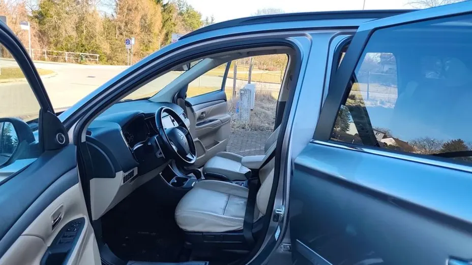MITSUBISHI Outlander -