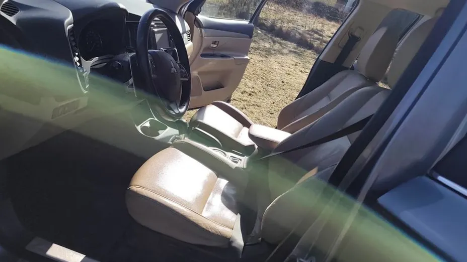 MITSUBISHI Outlander -