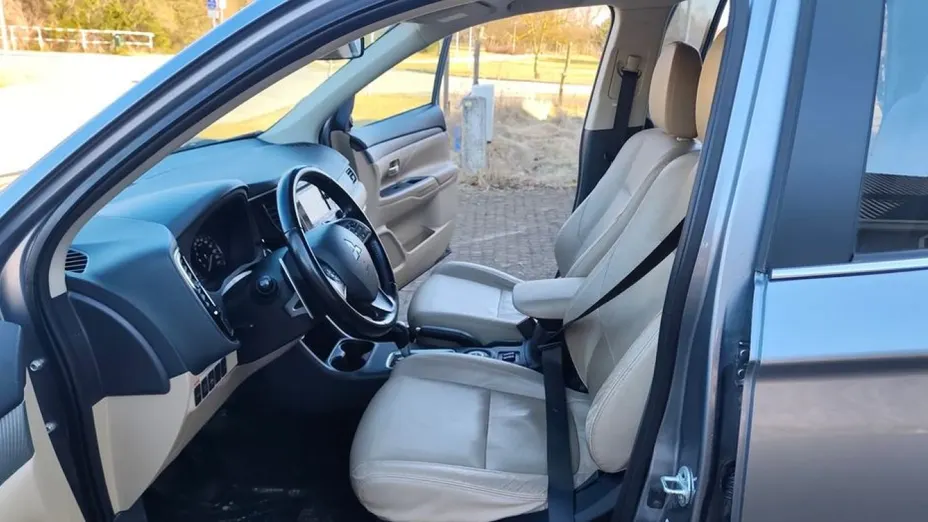 MITSUBISHI Outlander -