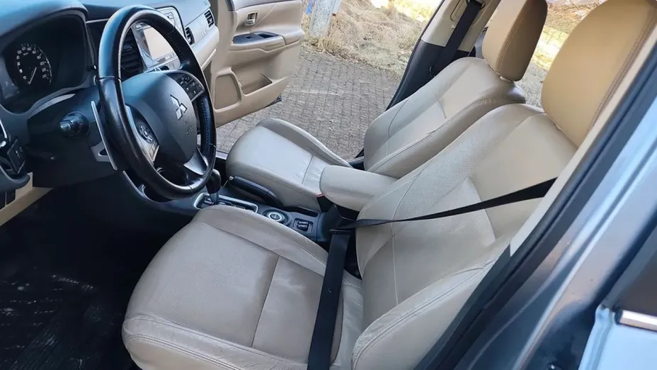 MITSUBISHI Outlander -