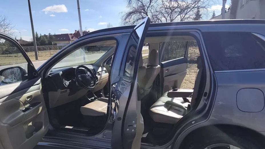 MITSUBISHI Outlander -