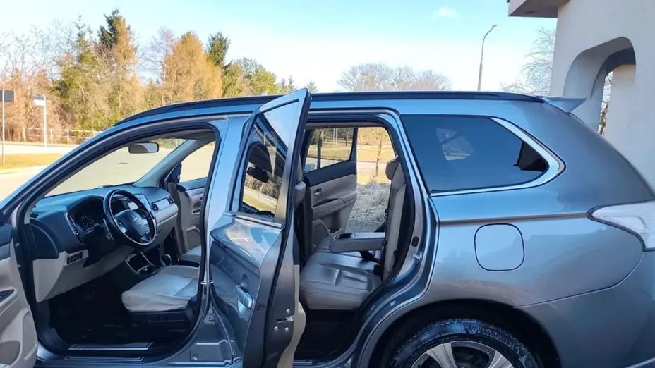 MITSUBISHI Outlander -