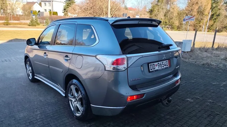 MITSUBISHI Outlander -