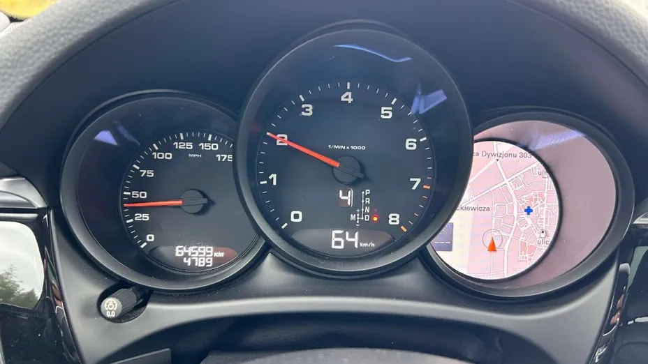 PORSCHE Macan -