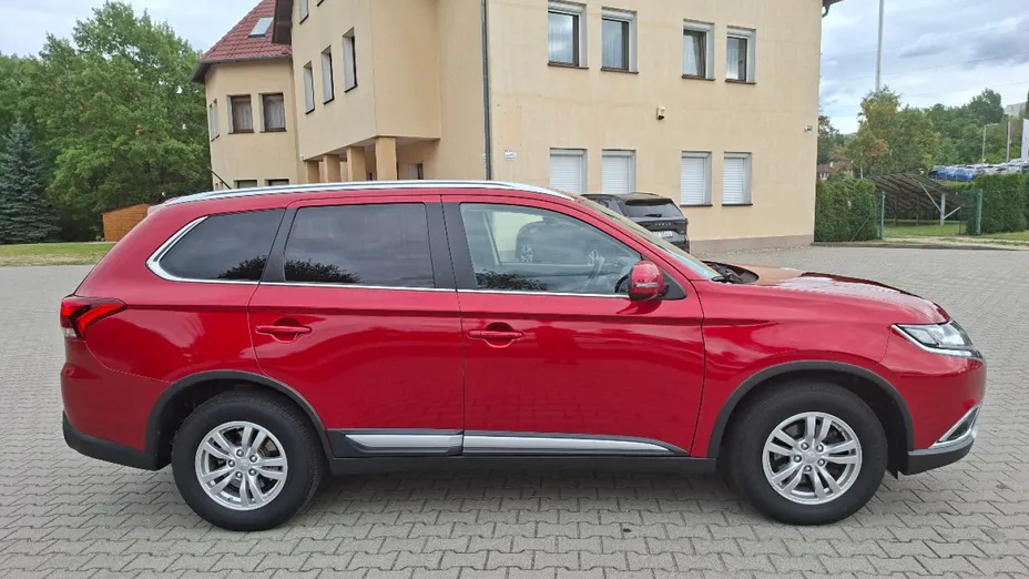 MITSUBISHI Outlander -