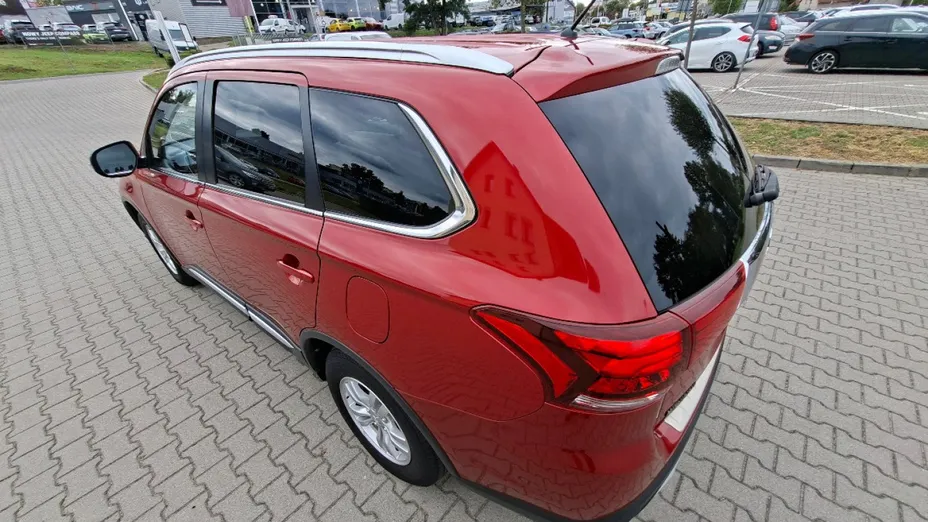 MITSUBISHI Outlander -