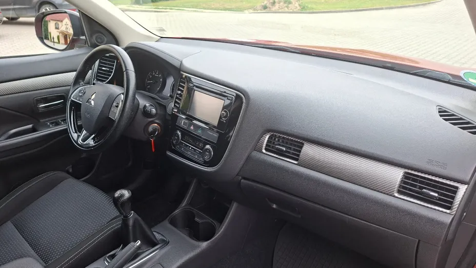 MITSUBISHI Outlander -