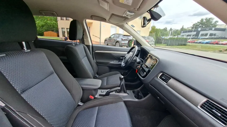 MITSUBISHI Outlander -