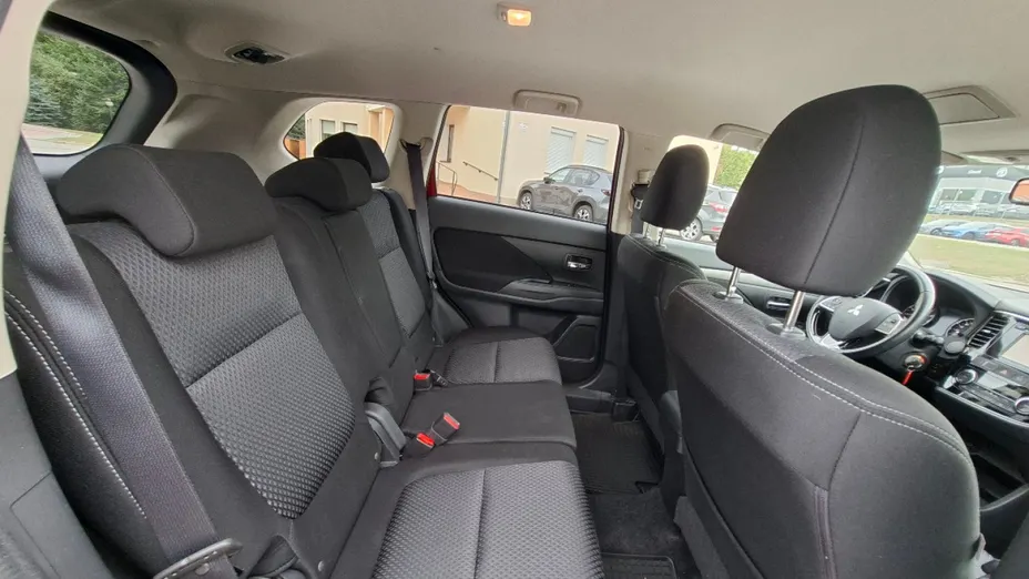 MITSUBISHI Outlander -