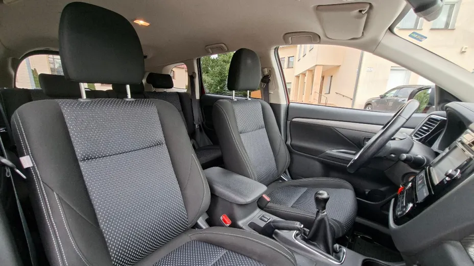 MITSUBISHI Outlander -