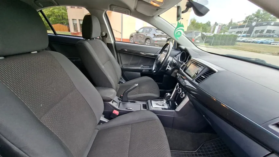 MITSUBISHI Lancer -