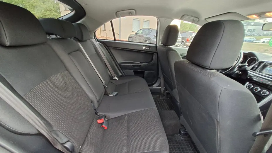 MITSUBISHI Lancer -