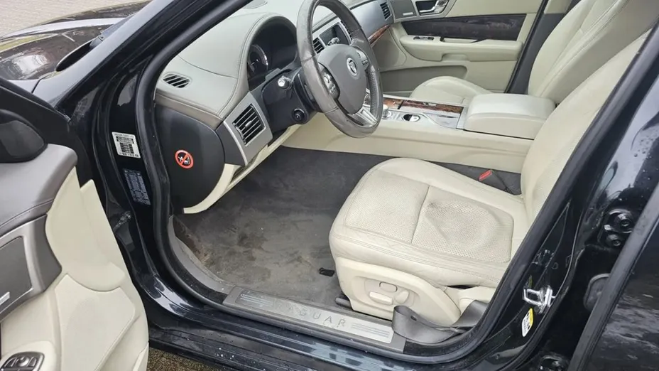 JAGUAR XF -