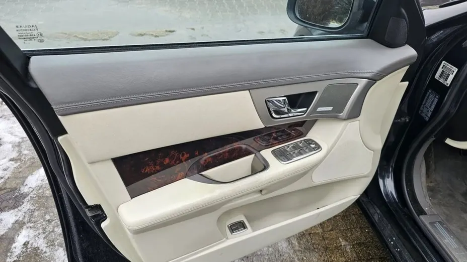 JAGUAR XF -