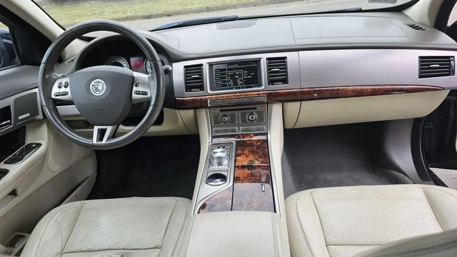 JAGUAR XF -