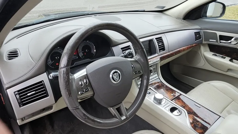 JAGUAR XF -