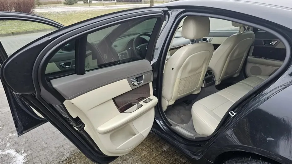 JAGUAR XF -