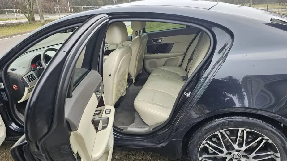 JAGUAR XF -