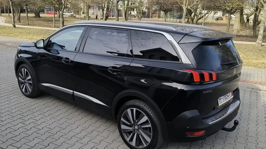 PEUGEOT 5008 -