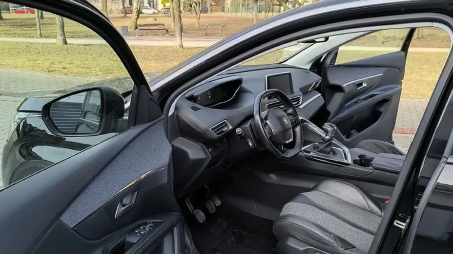 PEUGEOT 5008 -