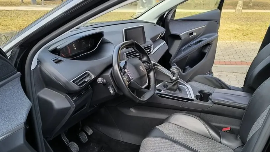 PEUGEOT 5008 -