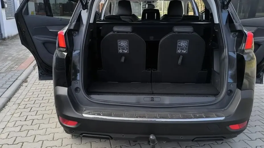 PEUGEOT 5008 -