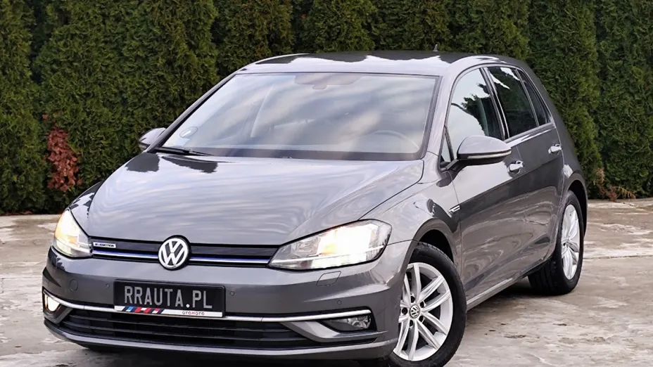 VOLKSWAGEN Golf -