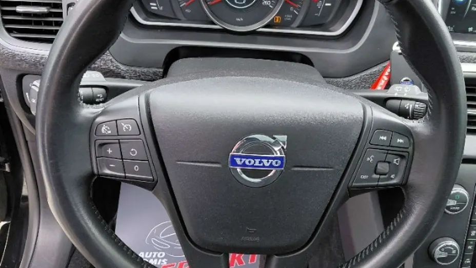 VOLVO V40 -