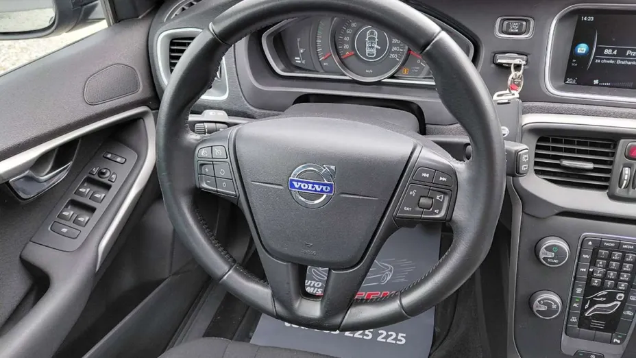 VOLVO V40 -