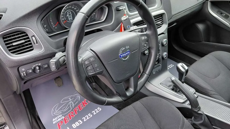 VOLVO V40 -