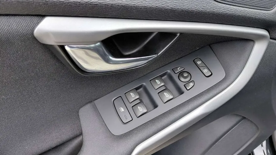 VOLVO V40 -