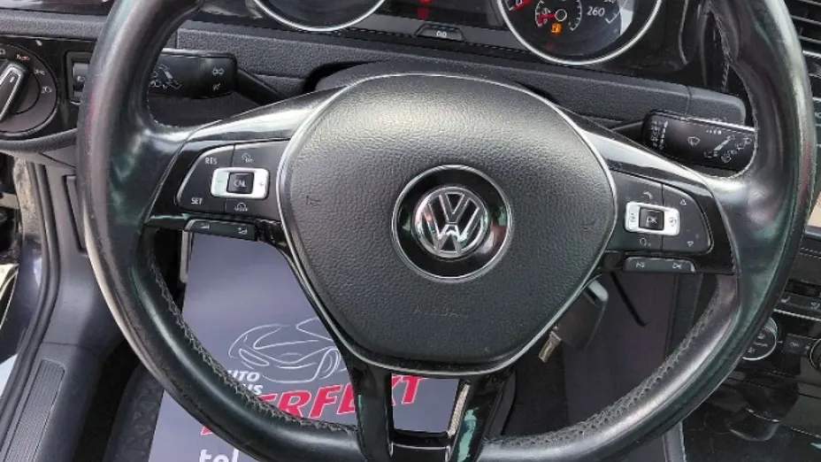 VOLKSWAGEN Golf -