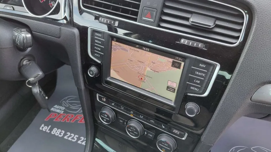 VOLKSWAGEN Golf -