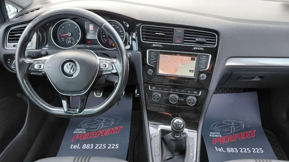 VOLKSWAGEN Golf -