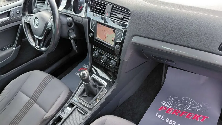 VOLKSWAGEN Golf -