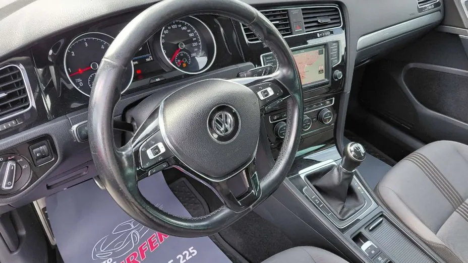 VOLKSWAGEN Golf -