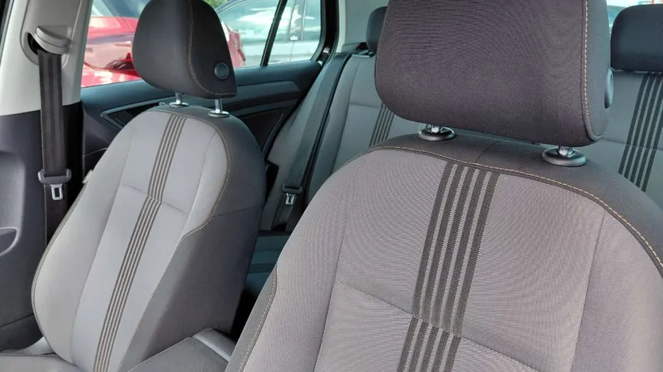VOLKSWAGEN Golf -