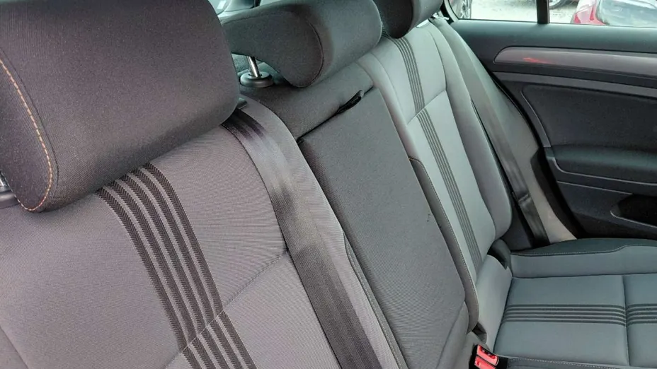 VOLKSWAGEN Golf -