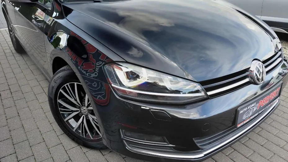 VOLKSWAGEN Golf -