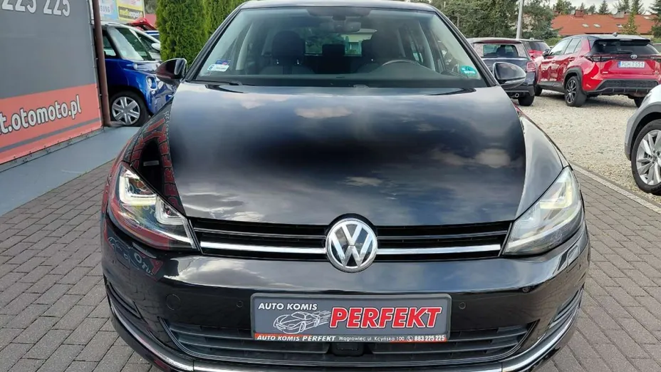 VOLKSWAGEN Golf -