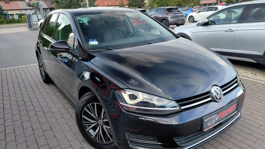 VOLKSWAGEN Golf -