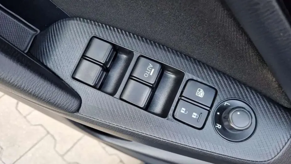 MAZDA 3 -