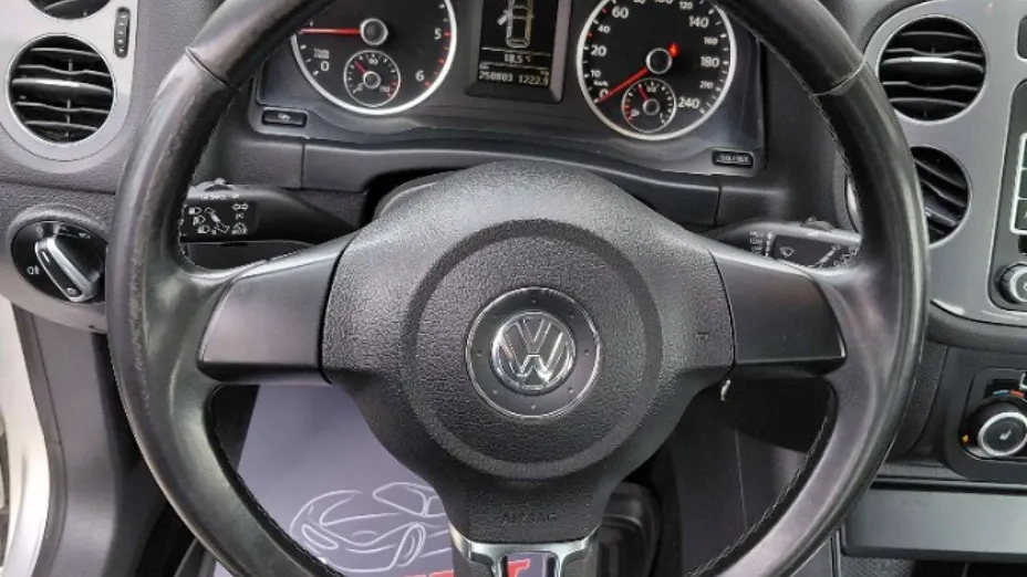 VOLKSWAGEN Tiguan -
