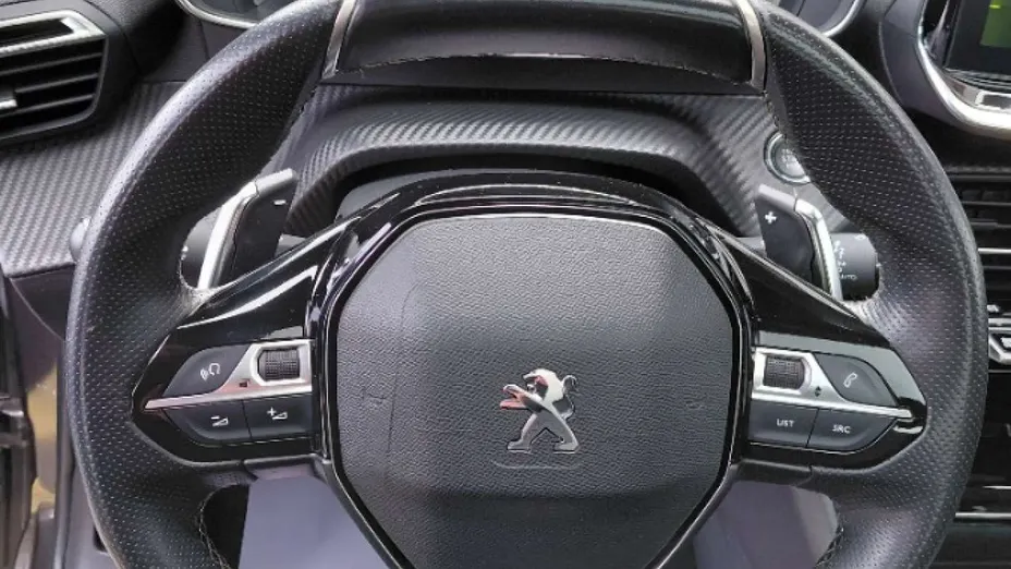 PEUGEOT 208 -